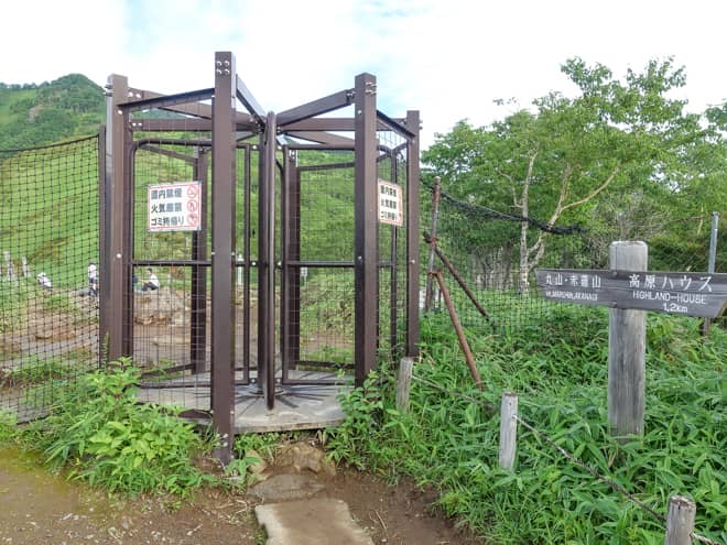 鹿よけのゲートを抜けた先が