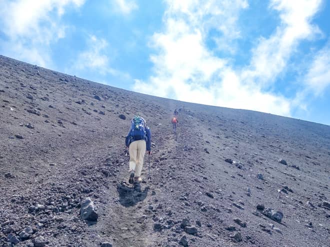 この区間は宝永山登山の核心部ともいえます