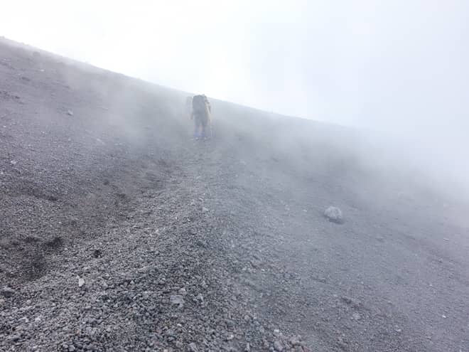 右へ進むと直接宝永山を目指す最短ルートです