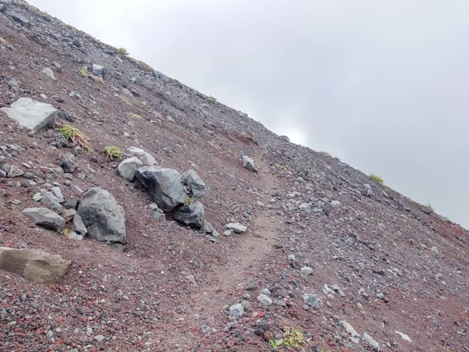 宝永山付近は風が強く、雲の流れが速いので