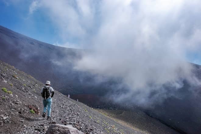 宝永山登山では一面火山灰が広がる