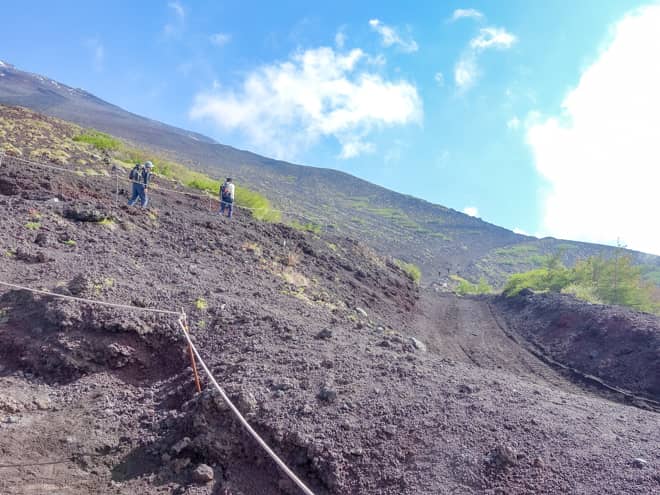 宝永山登山では絶えず360度荒廃したビューが広がり