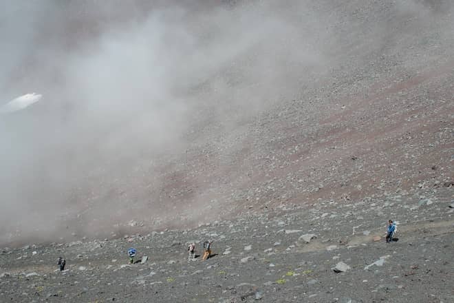 富士山の下山で人気の御殿場ルート「大砂走り」を宝永山でも体験