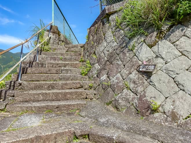 小学校の前で階段が二手に