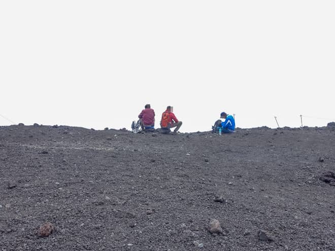 山頂はとても広く、休憩できるスペースは十分