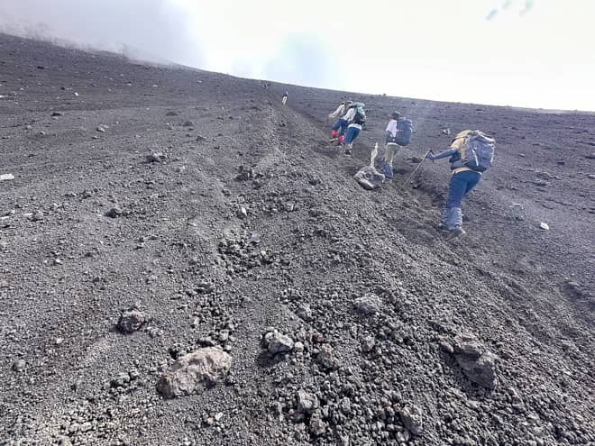 急斜面の登山道は足元が埋まるほどの砂利で滑りやすく