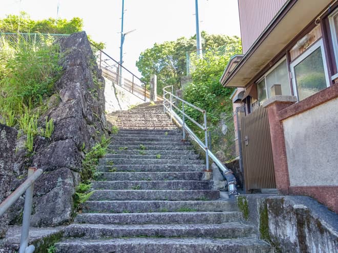 旧九鬼小学校までは階段を暫く登ります