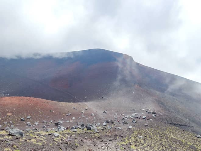 火口に囲まれた景色は普段の登山ではお目にかかれない