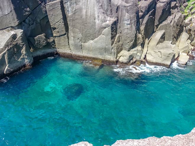 視線を右に移すと、海の色がエメラルドグリーン