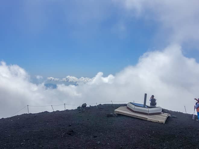 雲が抜けることを祈って、山頂で1時間程