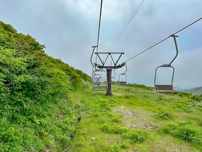 歩いて下山すると1時間以上かかる道のりも