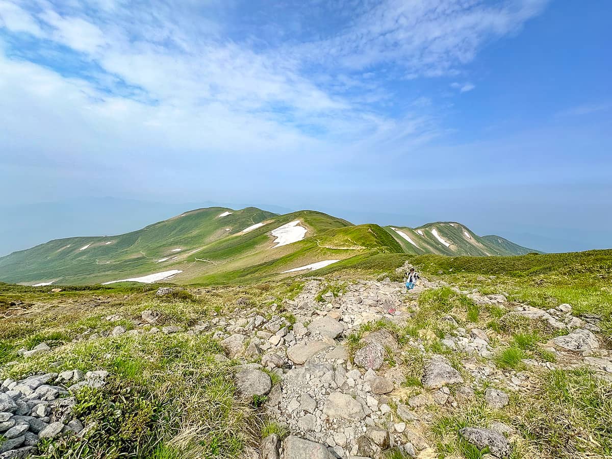 たおやかな稜線が絶景「月山」リフトが使える姥沢コースがおすすめ【日本百名山】