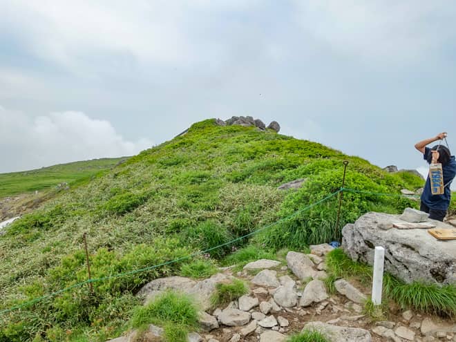 山頂標識のある場所は大変狭く