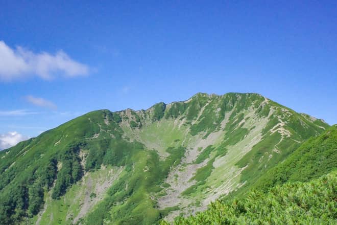 その美しい山容から「南アルプスの女王」