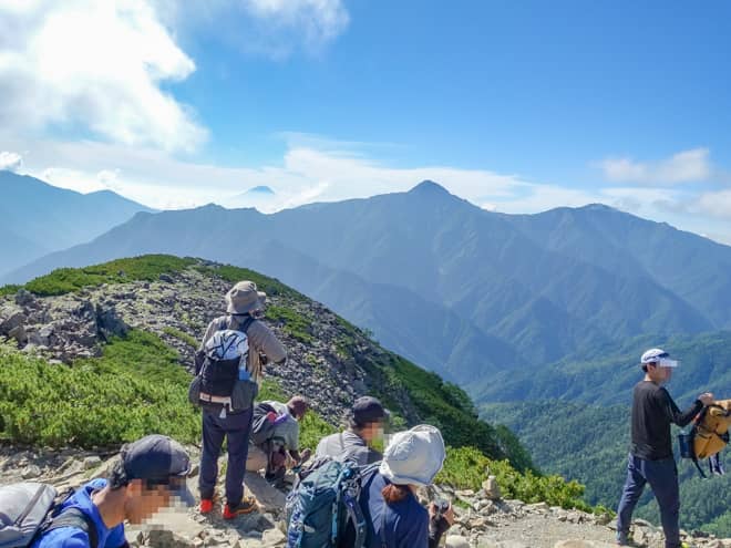 山頂は360度大パノラマが広がります。どこを見渡しても