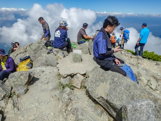 山頂はそこまで広くないので登山客