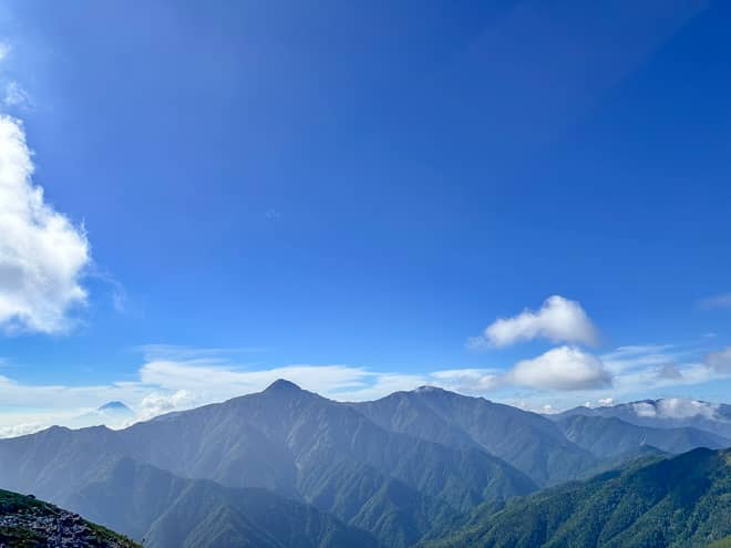 山頂は勿論のこと、稜線からも360度大パノラマ