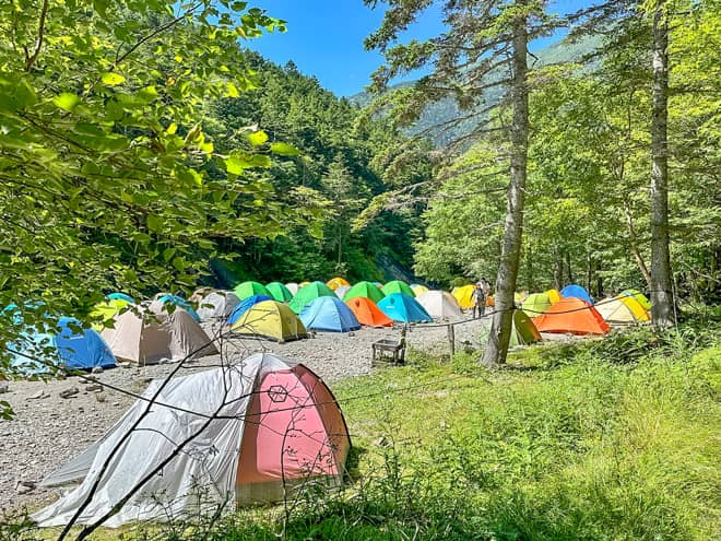 登山もキャンプも満喫できるテント場