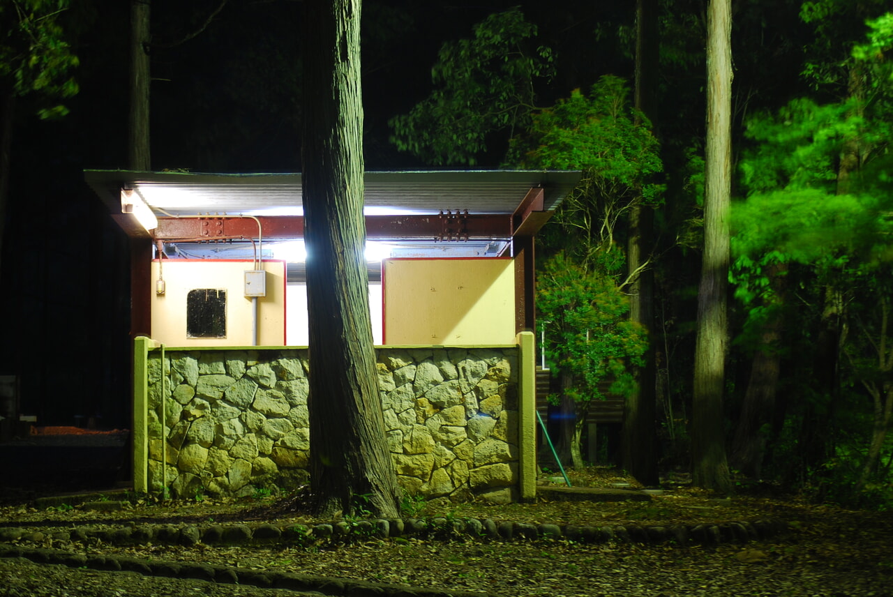 夜の公衆トイレ