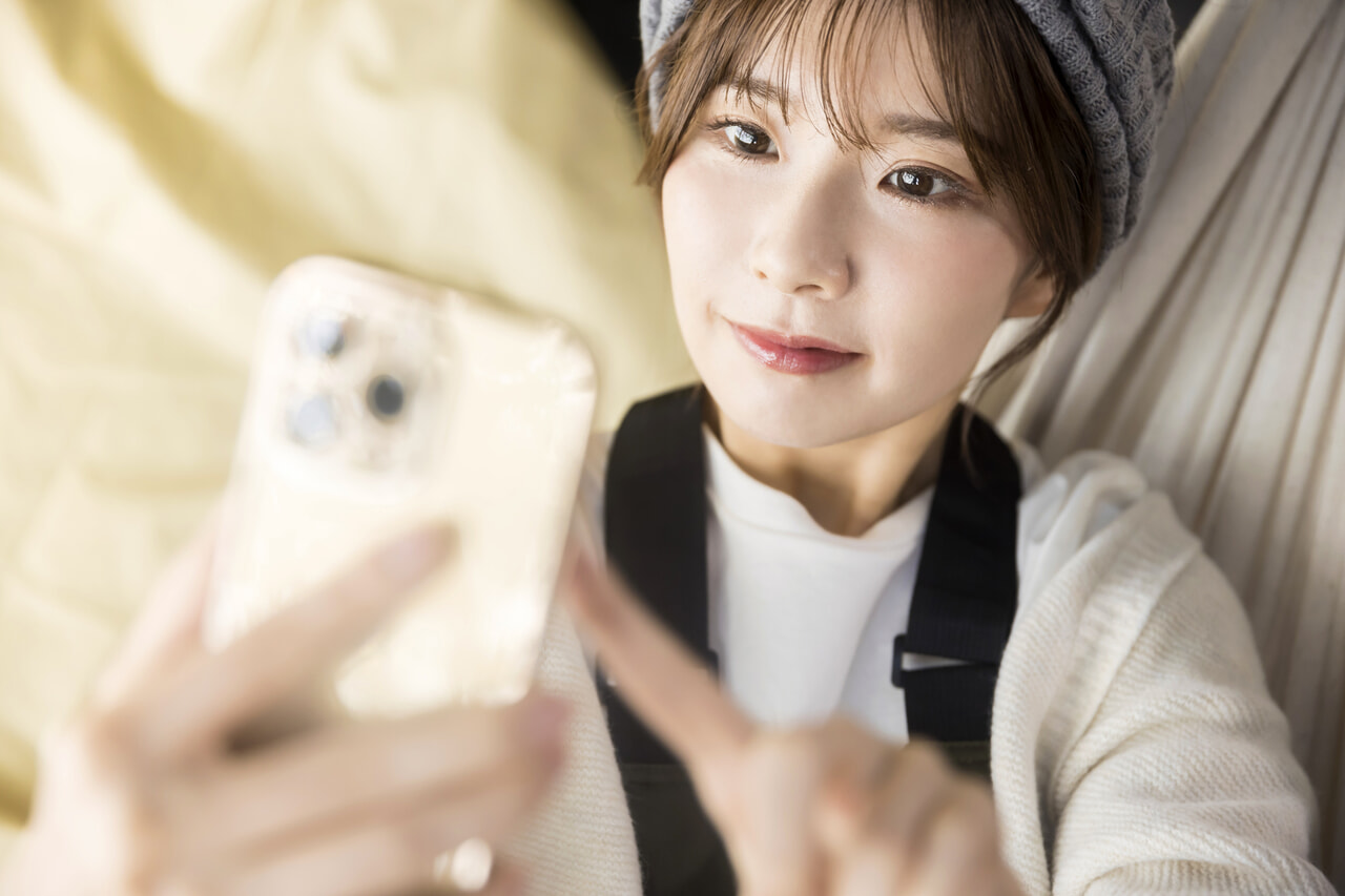 スマートフォンを操作する女性