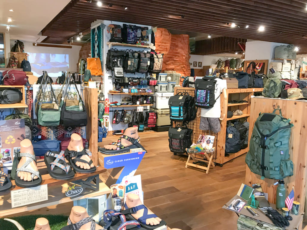 A&Fカントリー本店の内観
