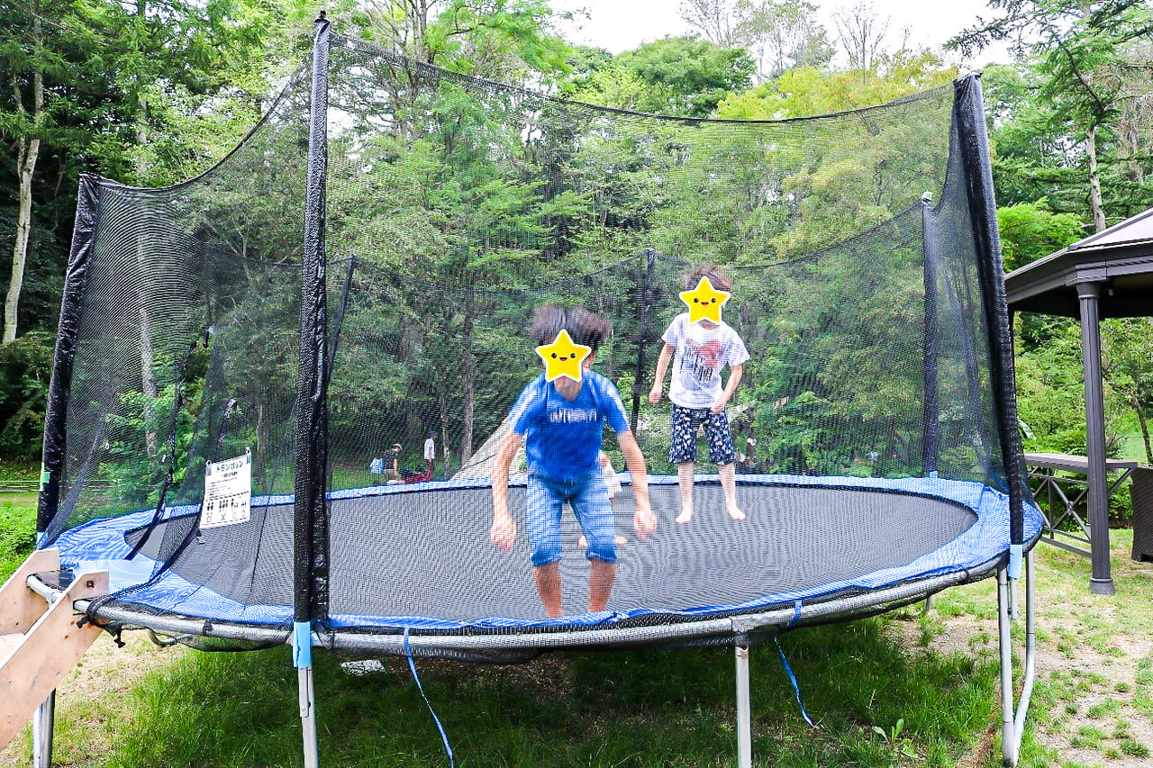 KARUIZAWA CAMP GOLDのトランポリンで遊ぶ子供達