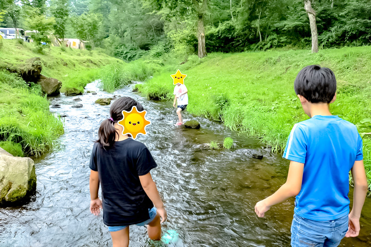 KARUIZAWA CAMP GOLDの小川で遊ぶ子供達