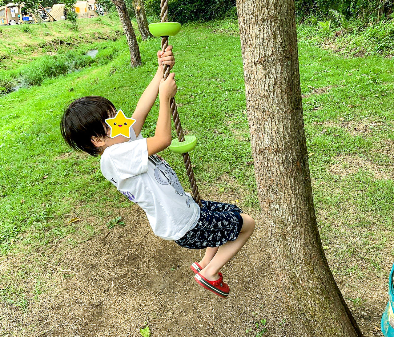 KARUIZAWA CAMP GOLDの木登りロープにぶら下がる子供