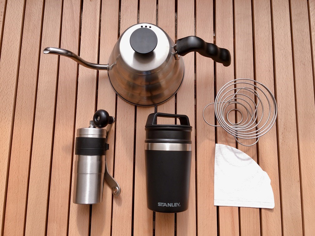 キャンプにおすすめのコンパクトコーヒーミルと4つのセット道具