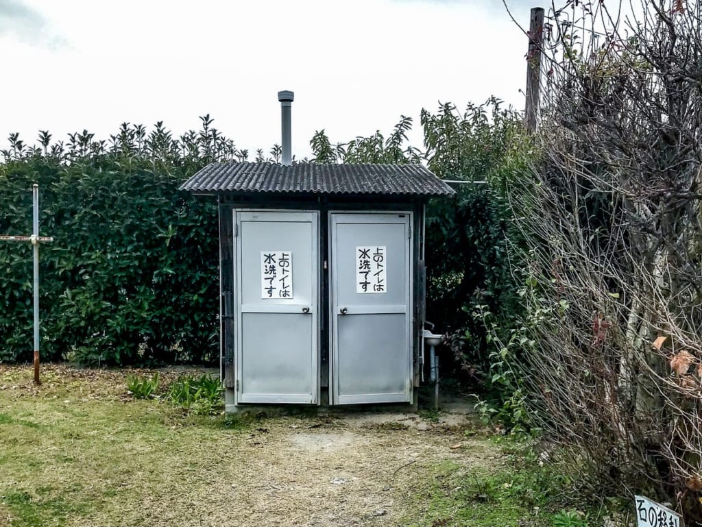 キャンプサイトのトイレ