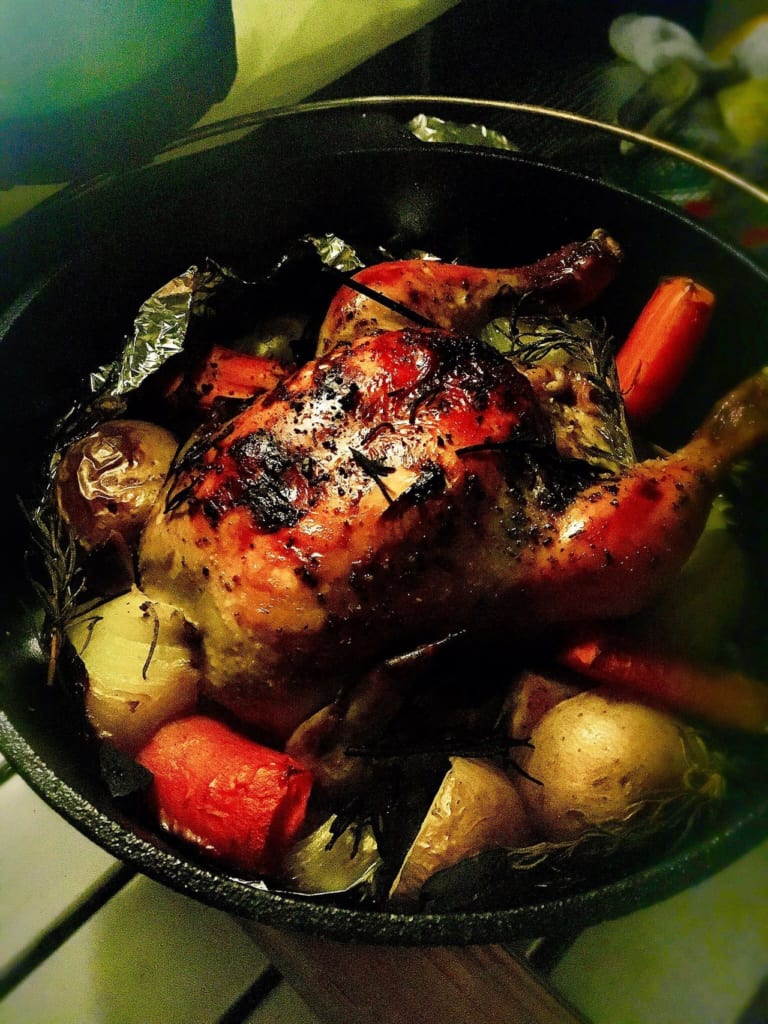 ダッチオーブンで作った鶏の丸焼き