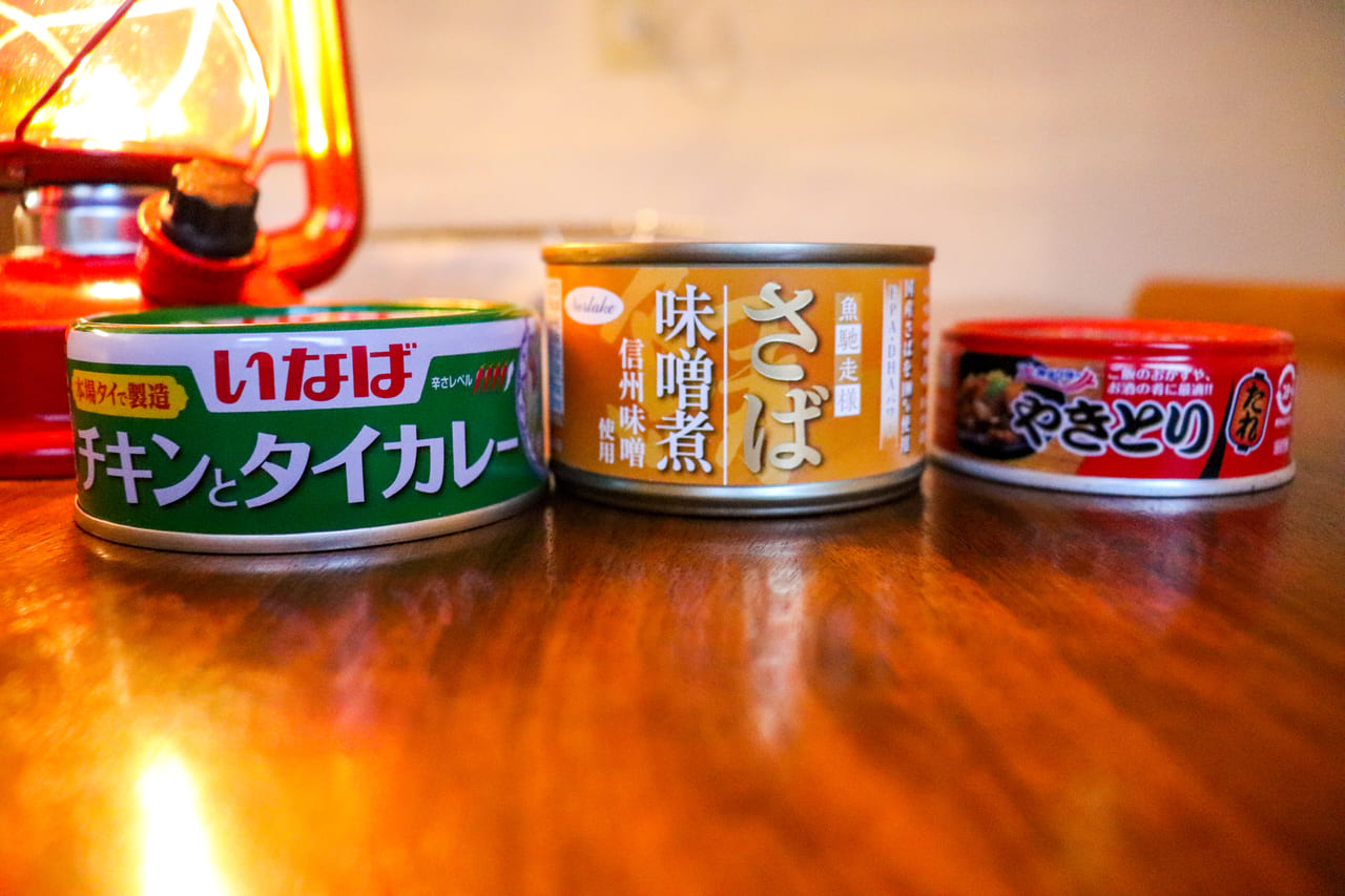 テーブルに並べられた缶詰