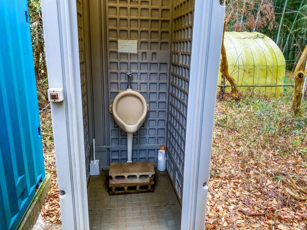 仮設トイレの男性用小便器