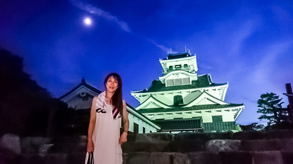 夜の彦根城で記念撮影