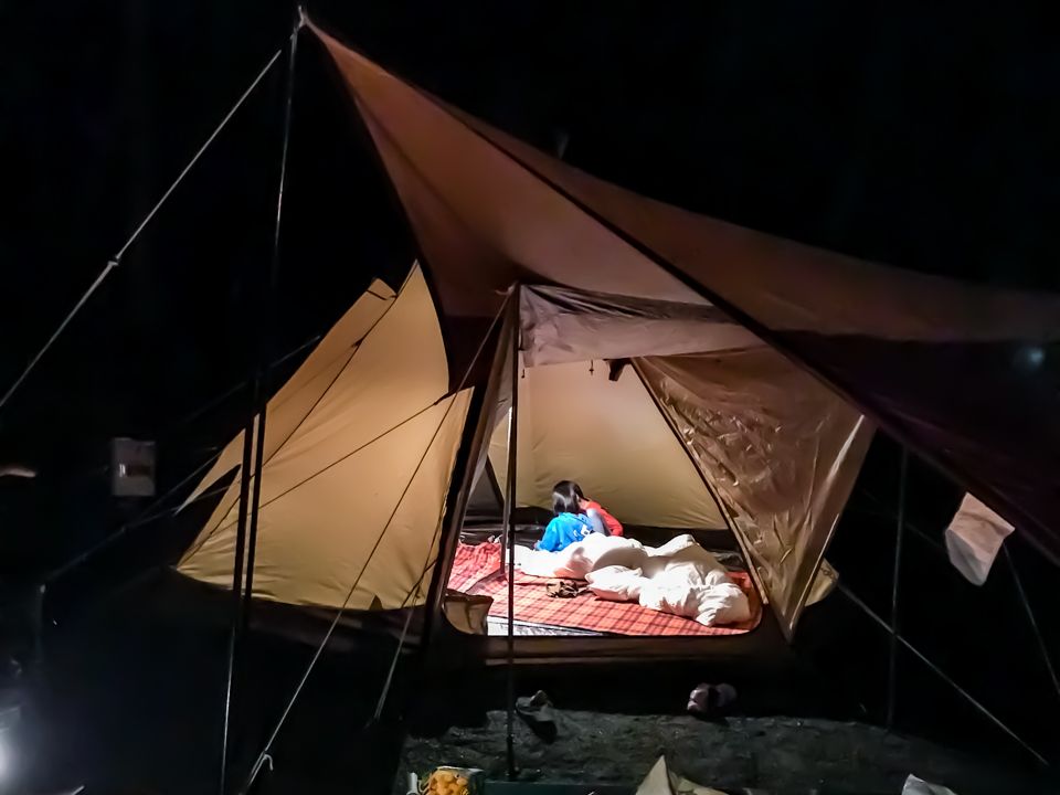子供はテント内でゲーム