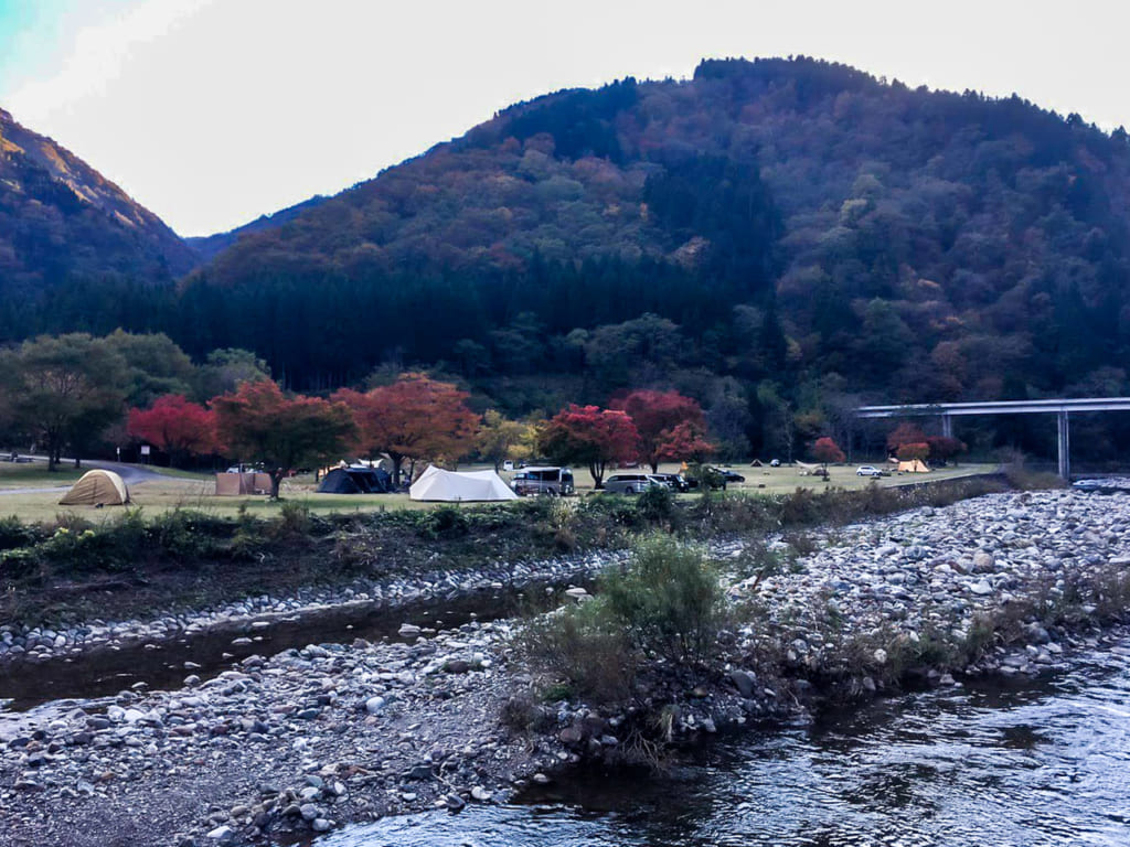 川の対岸から麻那姫湖青少年旅行村を見た図