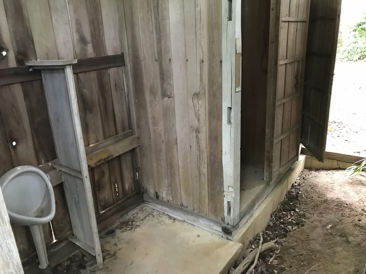 恐怖の木造トイレ