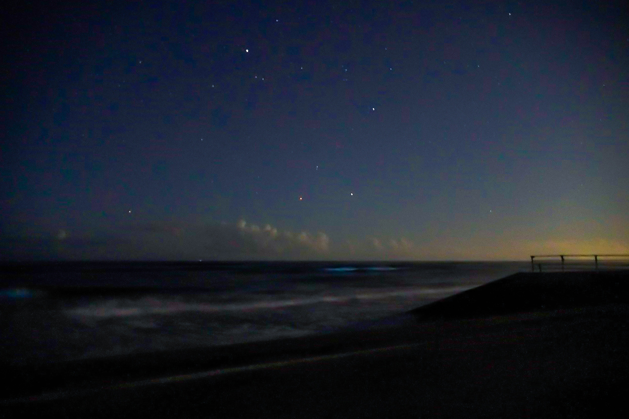 星空が輝く九十九里海岸の夜