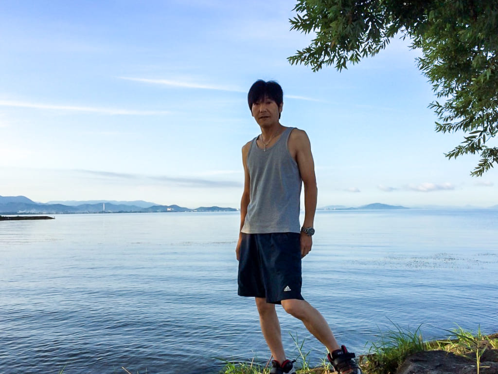 朝の琵琶湖を散策する筆者
