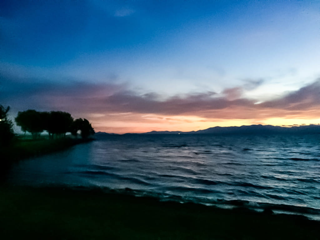 琵琶湖に夕日が沈む