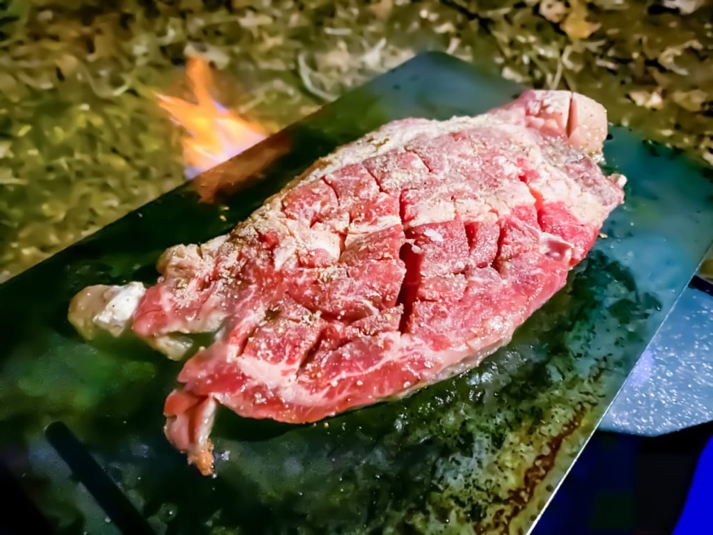 筋切りして鉄板で焼いているステーキ肉