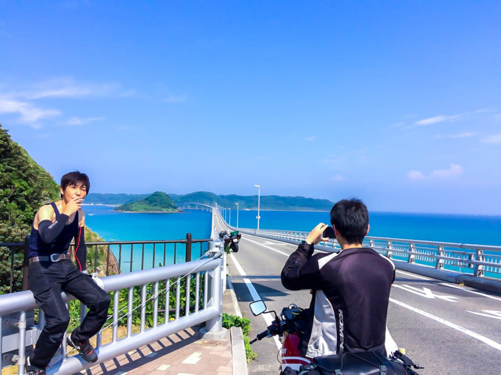 角島大橋の記念撮影する人を記念撮影