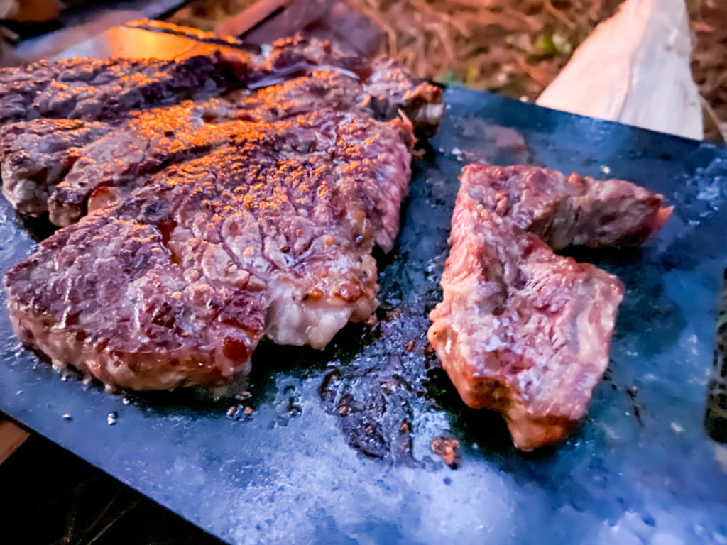 鉄板で焼いたステーキ肉