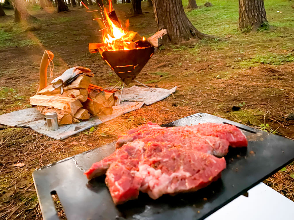 鉄板で焼かれるステーキ肉