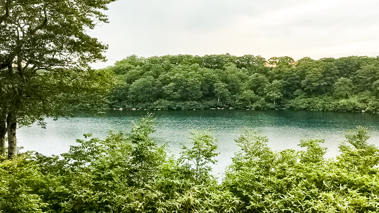 須川湖キャンプ場から湖の眺め
